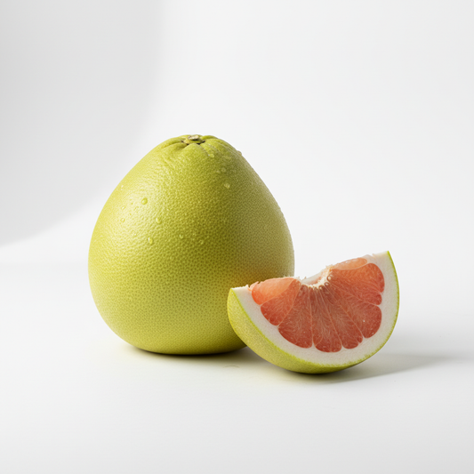 Pomelo real, sobre fondo blanco y en formato 1:1
